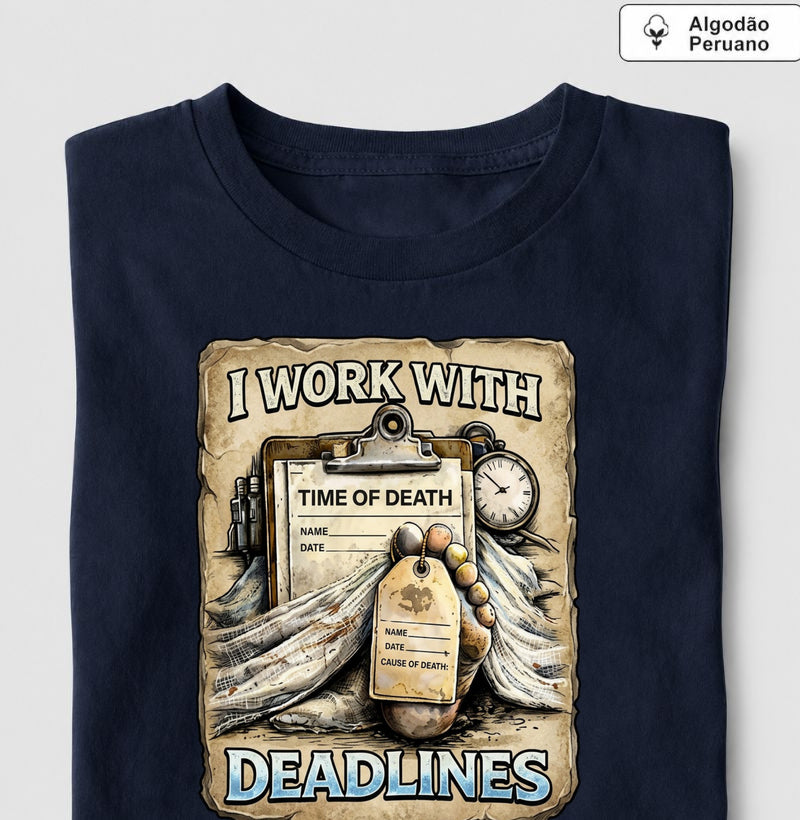 Camiseta Algodão Peruano I Work With Deadlines | Humor Forense