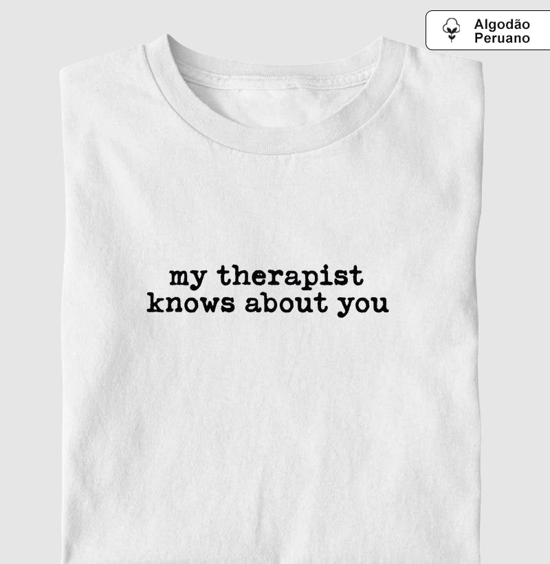 Camiseta Algodão Peruano Humor Terapia - "my therapist knows about you" | Moda Intelectual