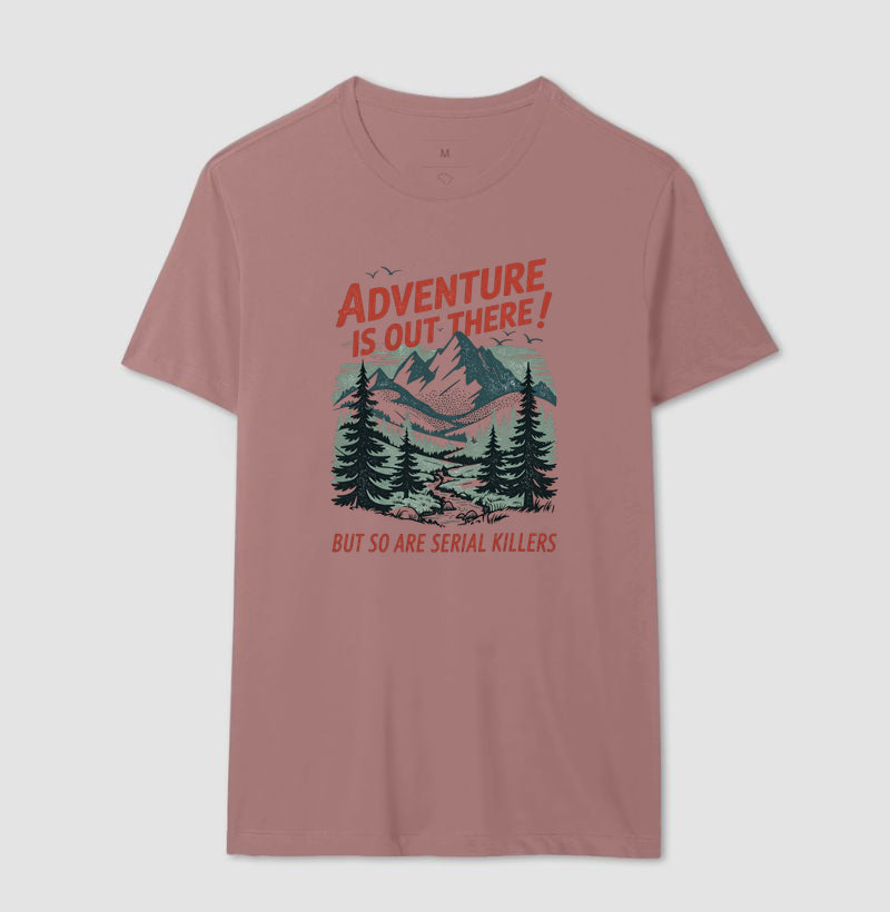 Camiseta "Adventure Is Out There! But So Are Serial Killers" | Humor Negro & Vintage Outdoor