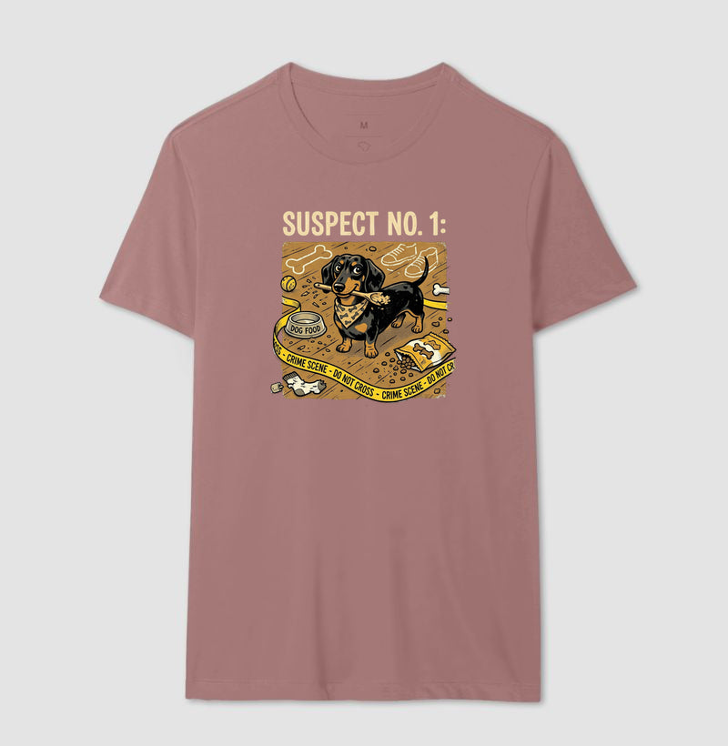 Camiseta Cena do Crime - Suspeito Nº 1 (salsicha) | Humor Forense Pet