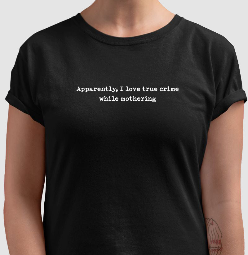 Camiseta Maternidade e True Crime - While Mothering | Humor forense
