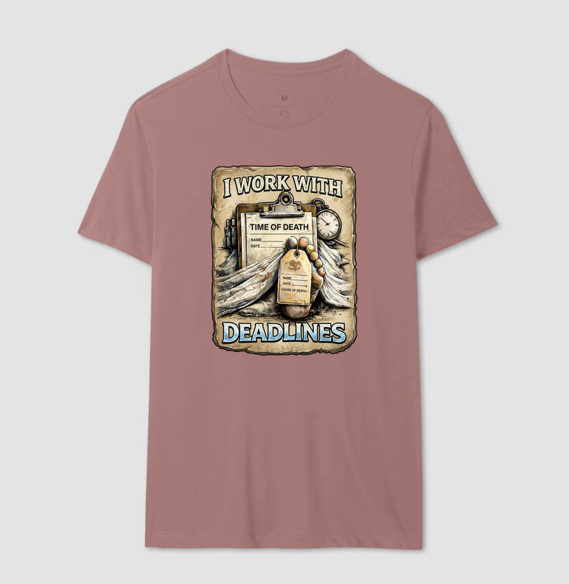 Camiseta I Work With Deadlines | Humor Forense