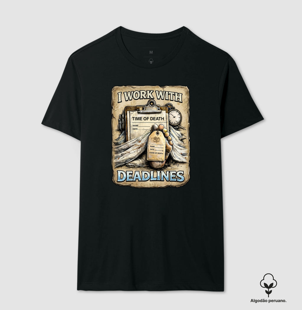 Camiseta Algodão Peruano I Work With Deadlines | Humor Forense