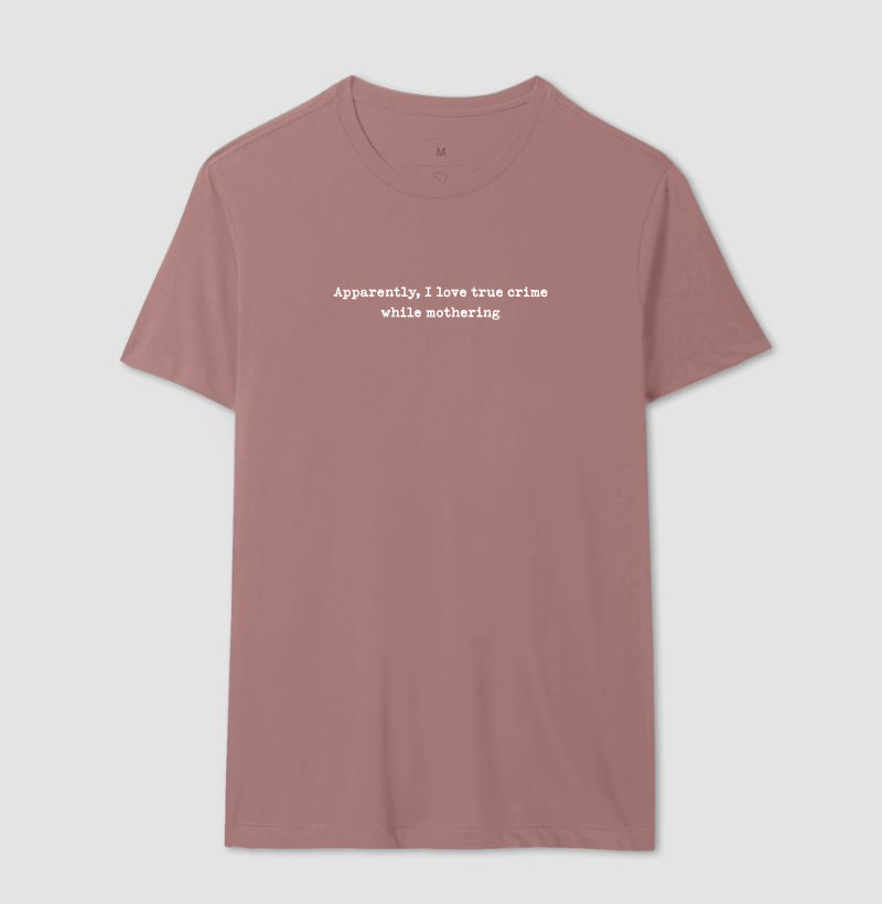 Camiseta Maternidade e True Crime - While Mothering | Humor forense