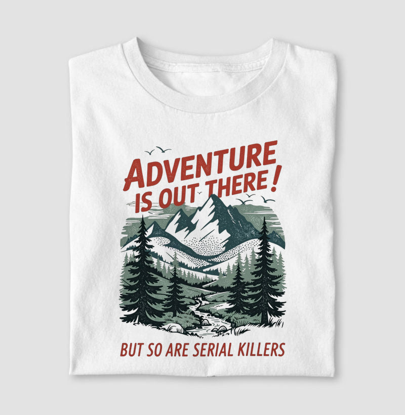 Camiseta "Adventure Is Out There! But So Are Serial Killers" | Humor Negro & Vintage Outdoor