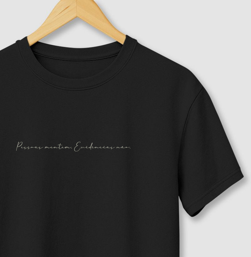 Camiseta Perícia Forense Minimalista - Pessoas Mentem, Evidências Não