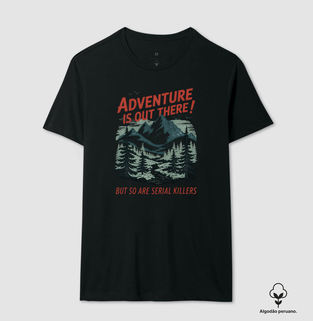Camiseta Algodão Peruano "Adventure Is Out There! But So Are Serial Killers" | Humor Negro & Vintage Outdoor