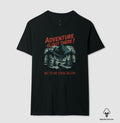 Camiseta Algodão Peruano "Adventure Is Out There! But So Are Serial Killers" | Humor Negro & Vintage Outdoor