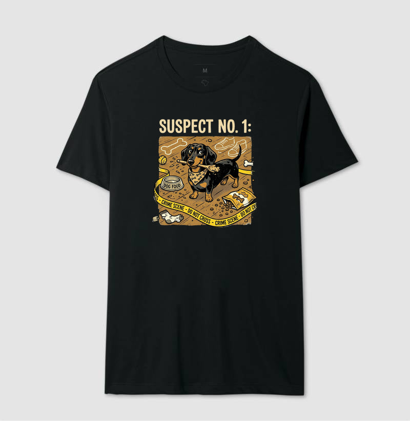Camiseta Cena do Crime - Suspeito Nº 1 (salsicha) | Humor Forense Pet