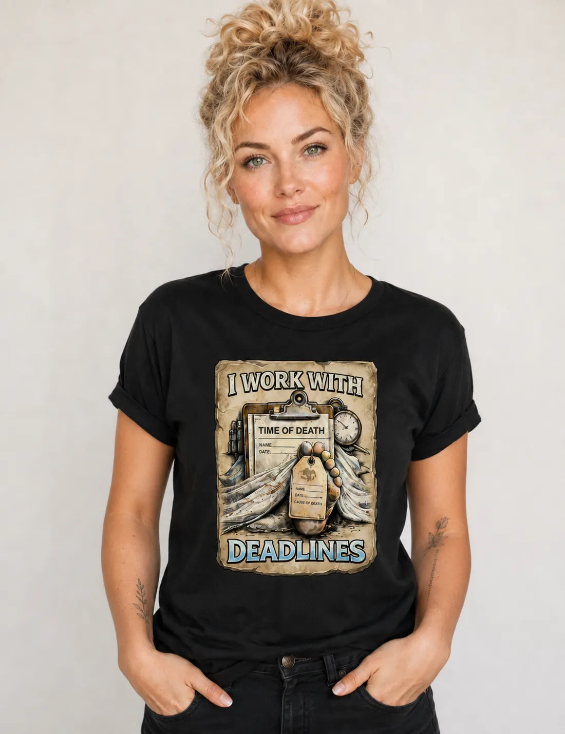 Camiseta I Work With Deadlines | Humor Forense