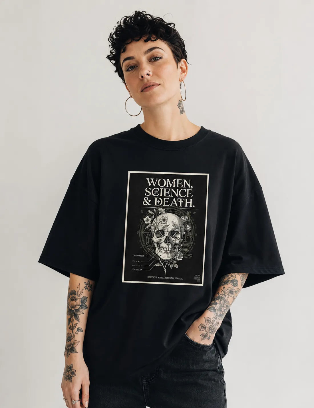Camiseta Oversized Gótica Científica "Women, Science & Death" | Memento Mori