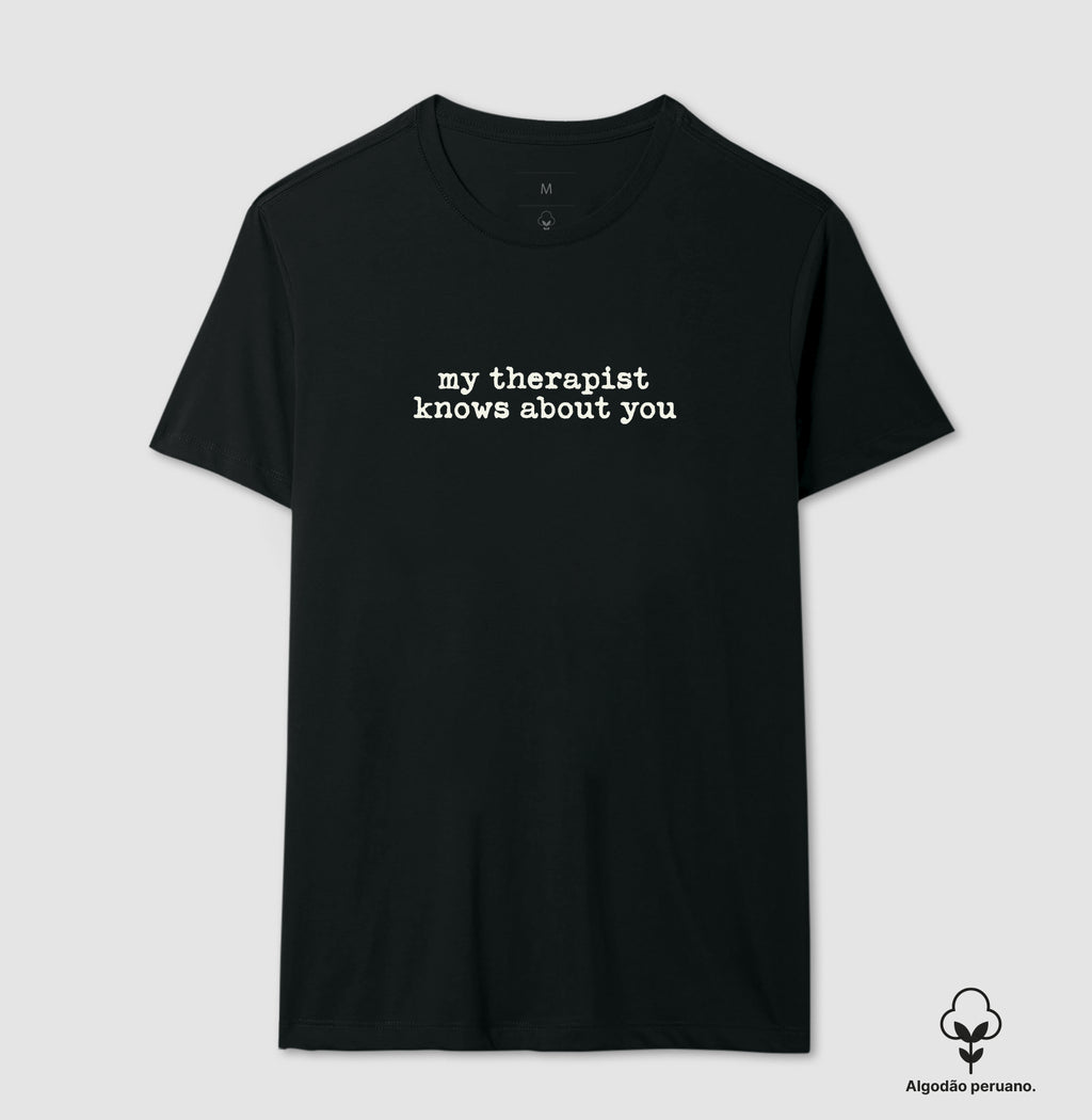 Camiseta Algodão Peruano Humor Terapia - "my therapist knows about you" | Moda Intelectual