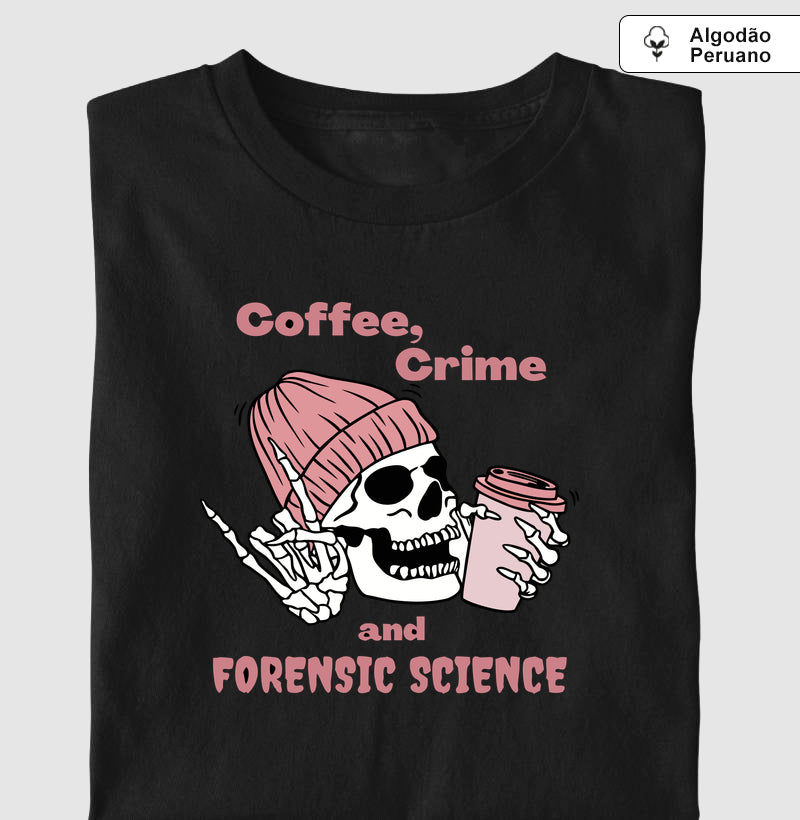 Camiseta Algodão Peruano "Coffee, Crime & Forensic Science" | A Tríade da Sobrevivência