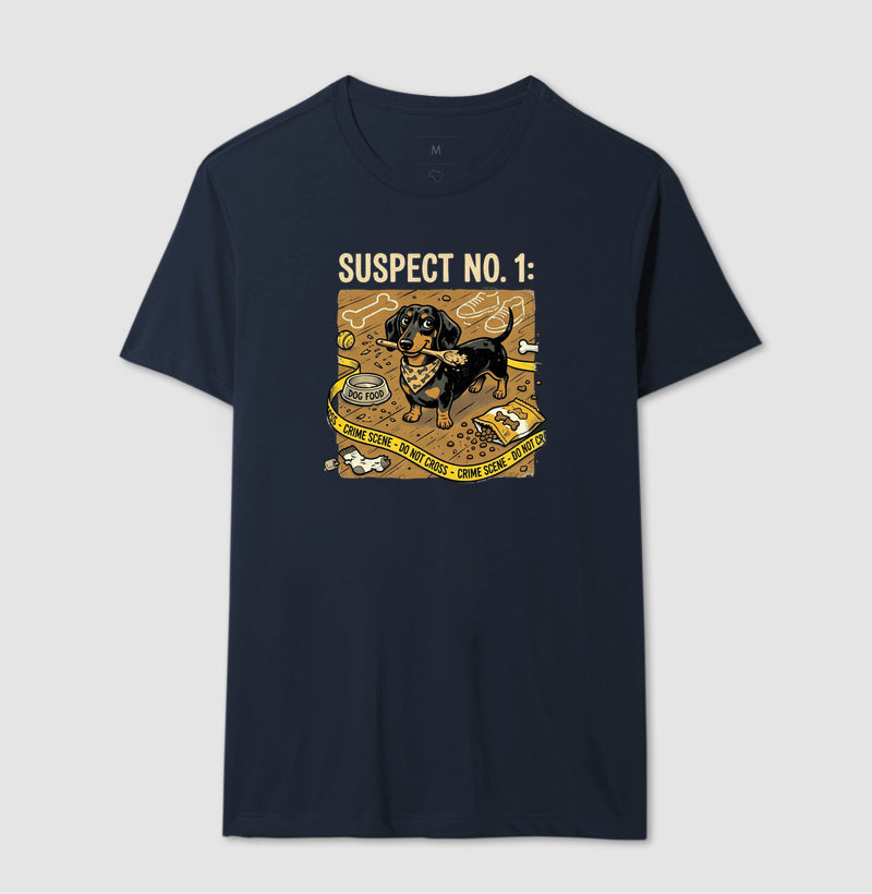 Camiseta Cena do Crime - Suspeito Nº 1 (salsicha) | Humor Forense Pet