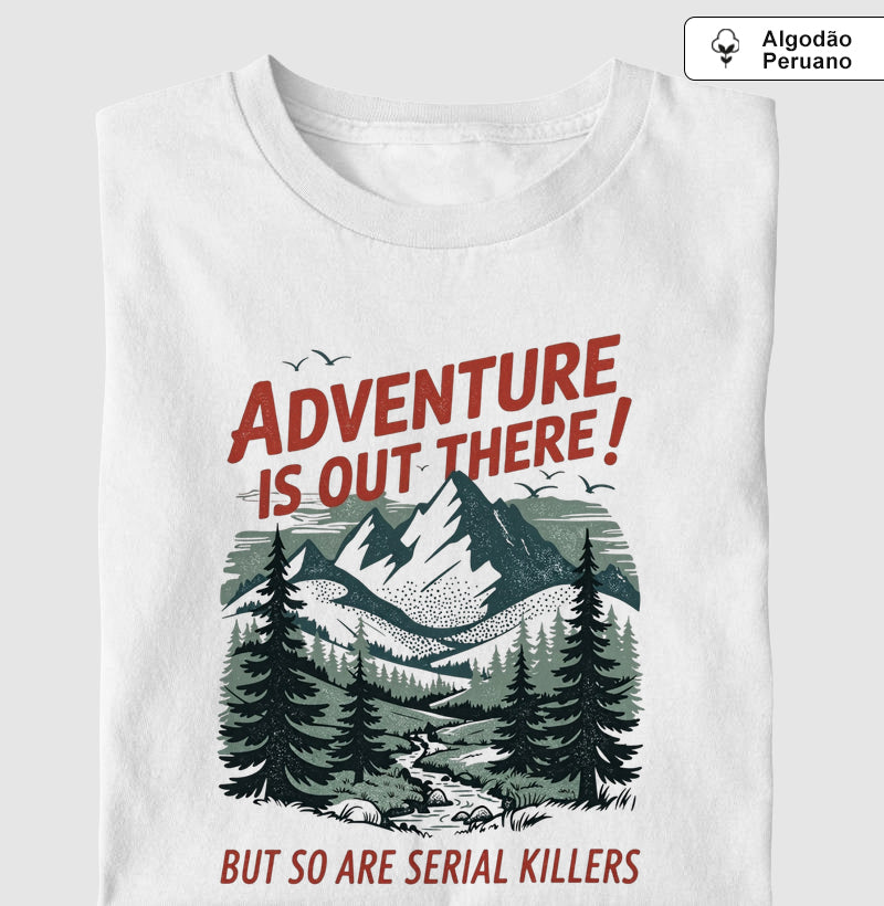 Camiseta Algodão Peruano "Adventure Is Out There! But So Are Serial Killers" | Humor Negro & Vintage Outdoor