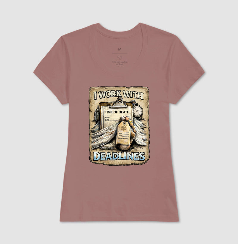 Camiseta I Work With Deadlines | Humor Forense