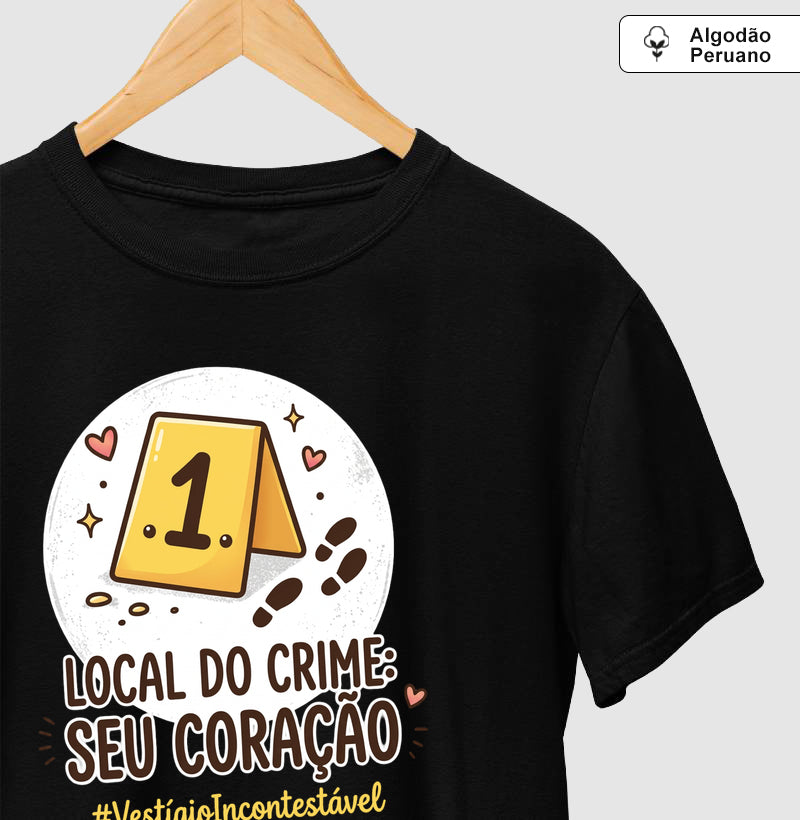 Camiseta Algodão Peruano Criminalística Romântica "Local do Crime: Seu Coração" | #VestígioIncontestável