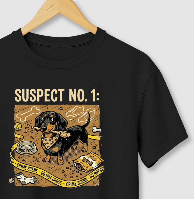 Camiseta Cena do Crime - Suspeito Nº 1 (salsicha) | Humor Forense Pet