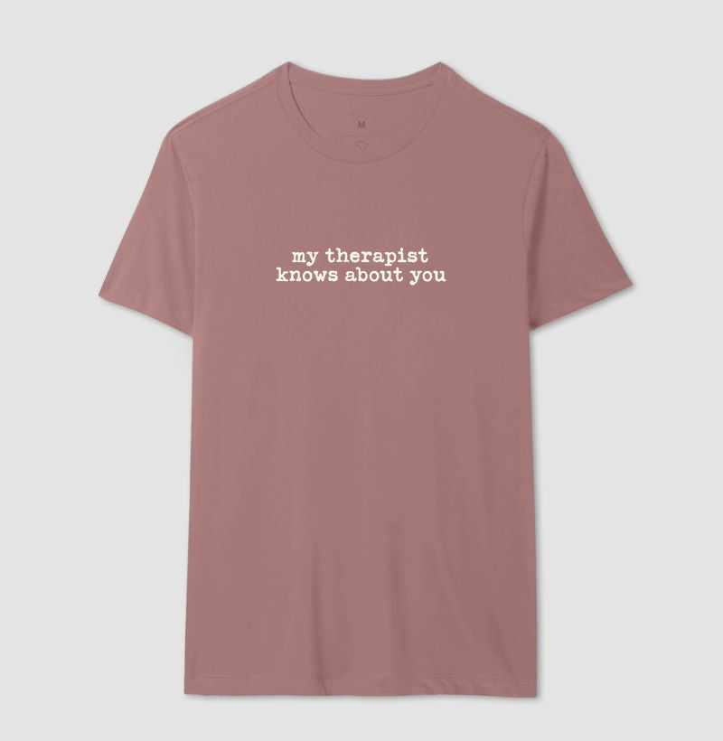 Camiseta Humor Terapia - "my therapist knows about you" | Moda Intelectual
