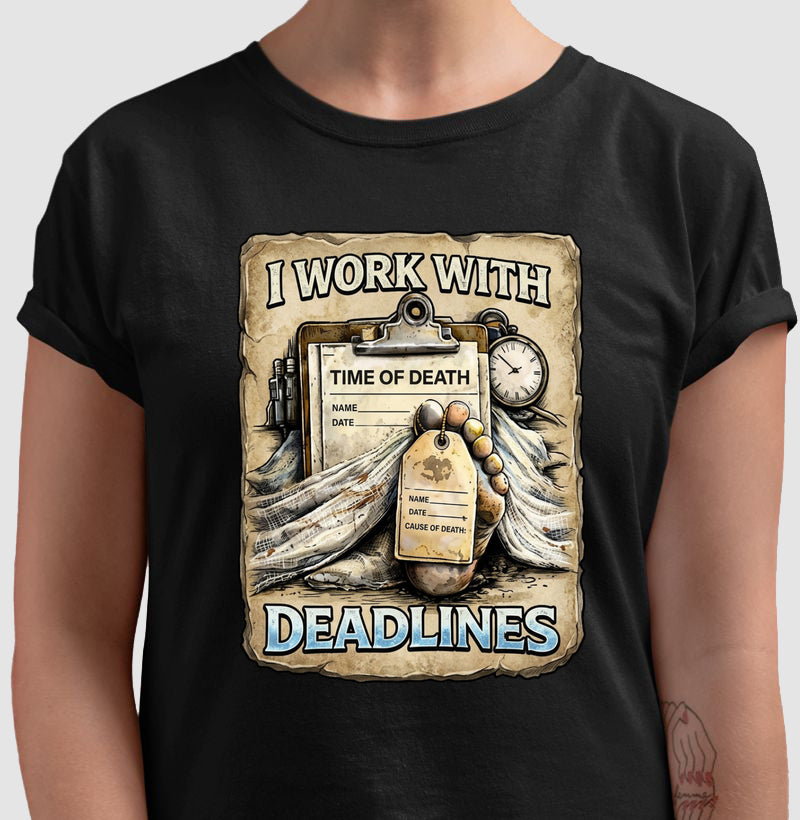 Camiseta I Work With Deadlines | Humor Forense